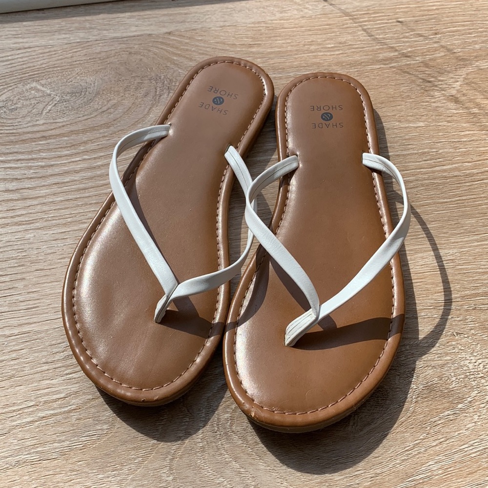 Size 6 Faux leather flip flops